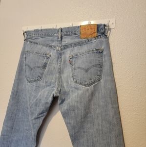 32x32 distressed Levi's Jeans